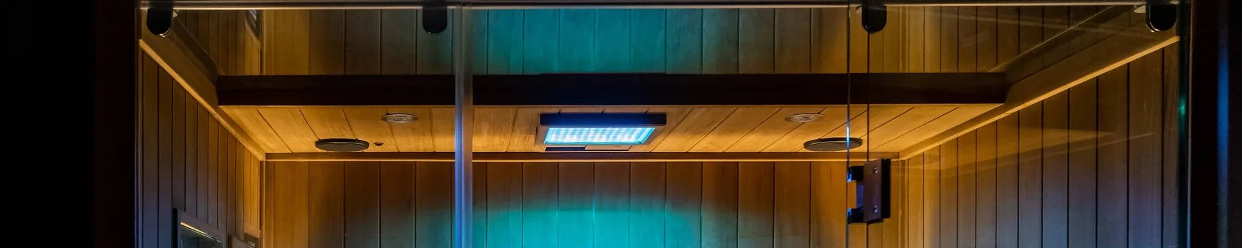 Wyłożona drewnem sauna infrared z ciepłym i niebieskim oświetleniem